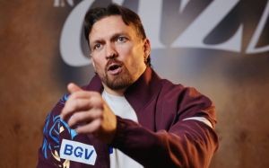 Олександр Усик відреагував на дивний прогноз Чісори на його бій із Верховеном