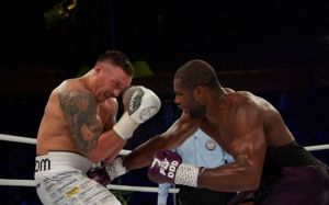 Майріс Брієдіс озвучив вердикт щодо спірного удару Дюбуа в бою з Усиком: "Питань немає ніяких"