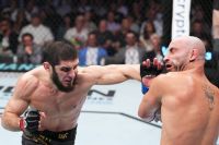 Іслам Махачев у напруженому бою переміг Алекса Волкановскі на UFC 284