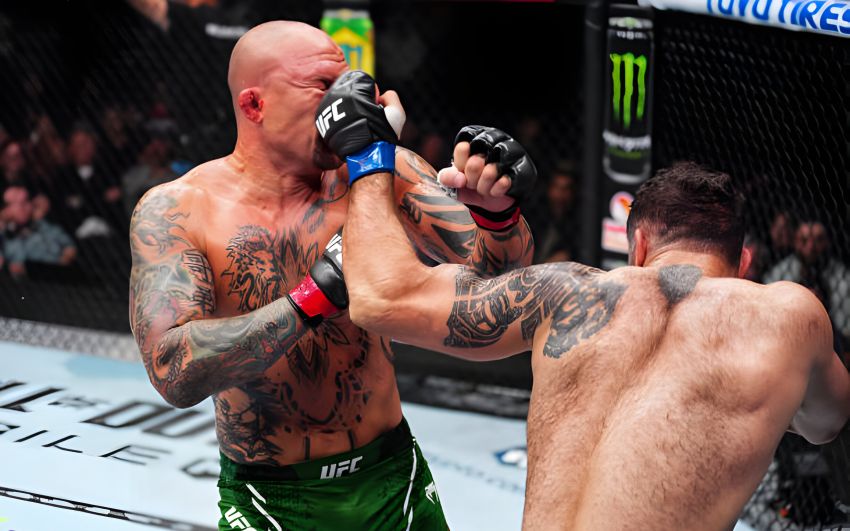 Роман Долідзе впевнено проходить Ентоні Сміта на UFC 303
