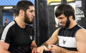 Іслам Махачев звернувся до Тухугова після поразки: "Мало хто знає, скільки всього тобі довелося пройти"
