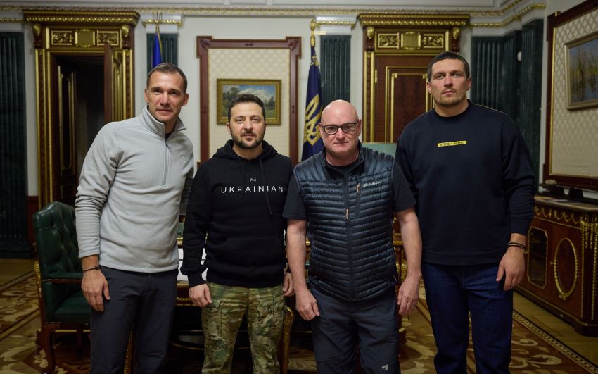 Олександр Усик запросить Зеленського на бій із Дюбуа: "Якщо він прийде, то займе місце в першому ряду"