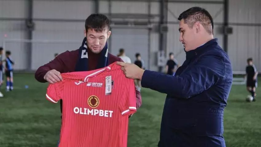 Рахмонов отримав подарунок від футбольного клубу з Казахстану