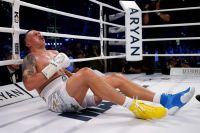 Олександр Усик відповів, чи зміг би він продовжити бій із Дюбуа, якби рефері відкрив рахунок після його падіння