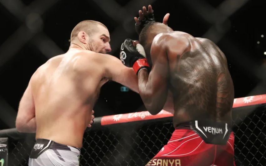 Коментатор UFC назвав причину поразки Адесаньї в бою зі Стріклендом: "Вони заплатили велику ціну"