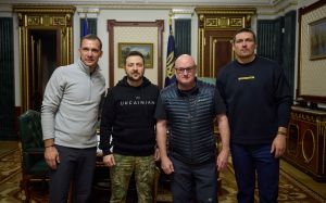 Олександр Усик запросить Зеленського на бій із Дюбуа: "Якщо він прийде, то займе місце в першому ряду"