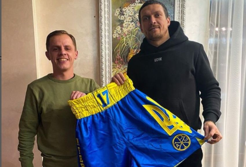 Усик виставив на аукціон шорти, в яких виграв перший чемпіонський пояс