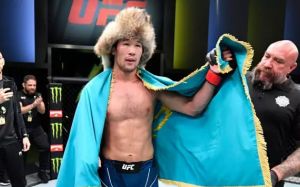 Найкращий боєць UFC прогнозує перемогу зірки з Казахстану на UFC 285
