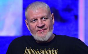 Менеджер Олександра Ємельяненка пояснив, чому боєць помочився в аеропорту