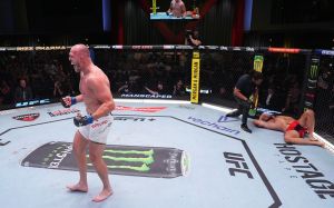 Сергій Співак засабмітив Марчіна Тибуру в першому раунді на UFC on ESPN 61