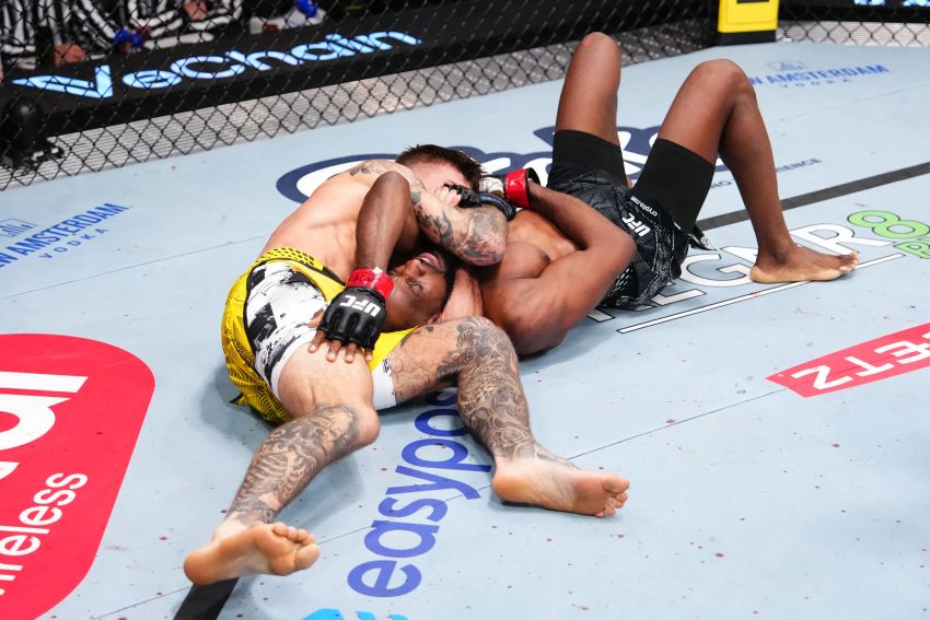 Ярослав Амосов швидко "задушив" Ніла Магні на UFC on ESPN 73