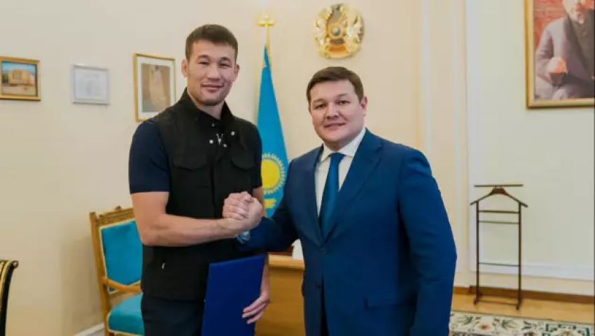 Міністр культури і спорту Казахстану обіцяє бійцю UFC фінансування
