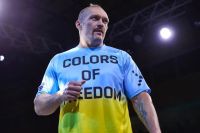 На тлі хреста та ікони: Усик привітав фанатів із Вербною неділею
