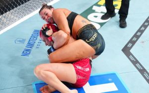 Маккензі Дерн захистила титул у поєдинку проти Джилліан Робертсон на UFC 330