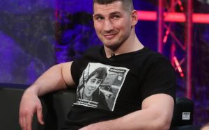 Папін пояснили поразку Асбарову тривалим простоєм