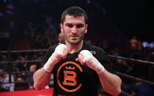 Президент Top Rank порівняв Артура Бетербієва і Василя Ломаченка: "Є багато питань"