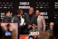 Сауль Альварес і Оскар Де Ла Хойя ледь не продерлися на прес-конференції перед боєм Канело - Мунгія