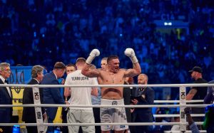 Олександр Усик відреагував на заклик тренера Дюбуа зізнатися в обмані: "У нього мозковий пердеж"