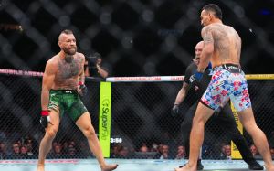 Конор МакГрегор травмував ногу і програв Максу Холлоуею на UFC 329