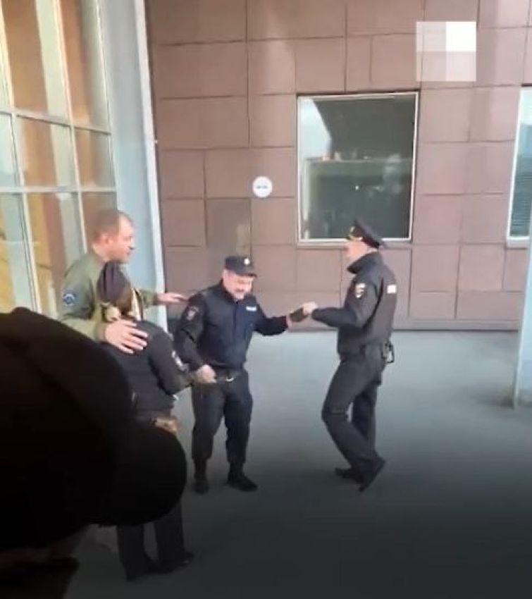 Затримав рейс, справив нужду в переході, сфотографувався з поліцією: Ємельяненко знову в загулі