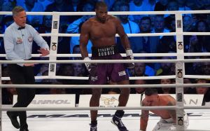 Карл Фремптон змінив свою думку з приводу спірного удару Дюбуа: "Я знаю лише, що Усик - геніальний боєць"