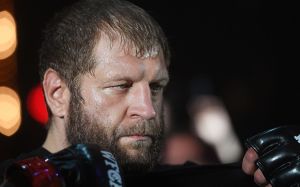 Менеджер Олександра Ємельяненка повідомив про зрив бою з Бобом Саппом
