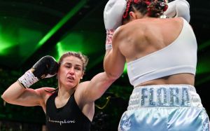 Кеті Тейлор перемогла Флору Пілі та стала абсолютною чемпіонкою світу у своєму прощальному поєдинку