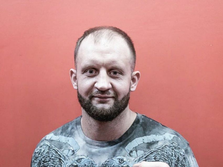 "Краще заробити піврічну зарплату, махаючи руками, ніж працювати на заводі". Романкевич висловився про дебют Ємельяненка