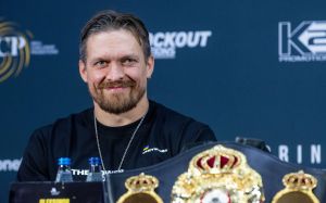Олександр Усик підтвердив, що проведе бій 23-го грудня: "Сподіваюся, що це буде Тайсон Ф'юрі"