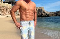 Оскар Де Ла Хойя покрасувався кубиками на пляжі: "2023-й буде найкращим роком у моєму житті"