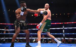 Коментатор UFC розкритикував організаторів вечора боксу Ф'юрі - Нганну: "Концерти і мертва атмосфера"