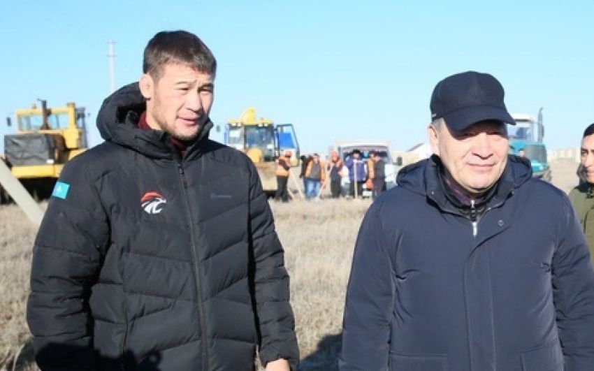 Казахстанська зірка UFC побудує будинок для постраждалої від повені сім'ї