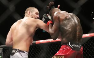 Коментатор UFC назвав причину поразки Адесаньї в бою зі Стріклендом: "Вони заплатили велику ціну"