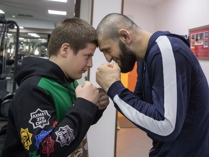 Хамзат Чимаєв присвятив синові Кадирова пост на честь його дня народження: "Вітаю мого дорогого брата, гідного сина чеченського народу і свого батька"