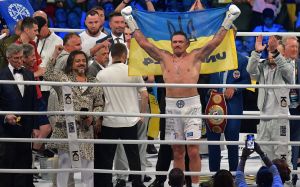 Олександр Усик - про реакцію дружини на удар Дюбуа нижче пояса: "Якби Катюха вискочила, вона могла б накидати пацану"