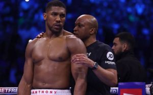 Екс-чемпіон Нельсон сумнівається в амбіціях Джошуа: "Він уникає труднощів"
