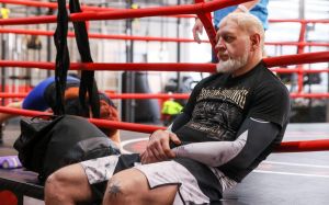 "Ні дня без спорту". Олександр Ємельяненко тренується в Дубаї