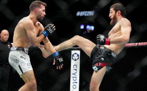 Уланбеков зупинив задушливим прийомом американця Дердена на UFC 296