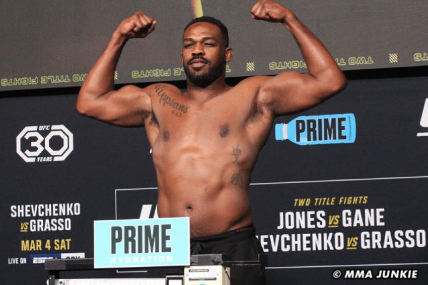 Зважування UFC 285: Джонс важчий за Гана, двоє бійців не зробили вагу