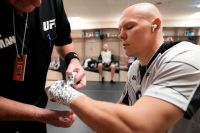 Гуськову сподобалися рукавички UFC: "Б'єш як голим кулаком"