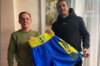 Усик виставив на аукціон шорти, в яких виграв перший чемпіонський пояс