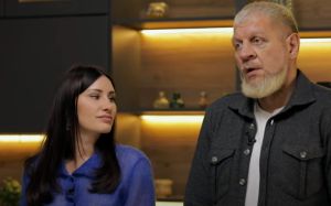 "Доводилося трохи важкувато". Дружина Ємельяненка розповіла про життя в Грозному