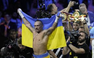 Олександр Усик - про бій із Дюбуа: "Насамперед хочу подякувати хлопцям, які зараз захищають нашу країну"