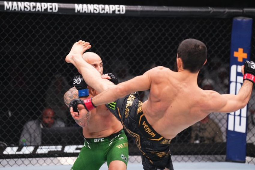 Іслам Махачев швидко знищив Олександра Волкановскі в реванші на UFC 294