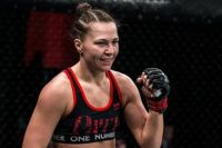 "Полизати ніжки, понюхати кросівки". Боєць UFC розповіла, що їй пишуть збоченці