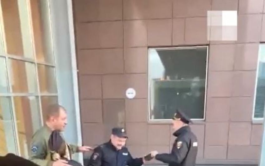 Затримав рейс, справив нужду в переході, сфотографувався з поліцією: Ємельяненко знову в загулі