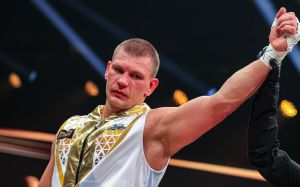 Артем Сусленков битиметься з Сергієм Кузьміним