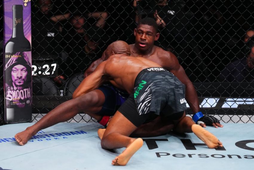 Відео бою Камару Усман - Хоакін Баклі UFC on ESPN 69