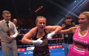 Чейл Соннен прокоментував рішення Даніелли Хемслі показати груди після боксерського поєдинку
