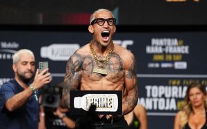 Чарльз Олівейра розкритикував інших легковаговиків UFC за небажання битися з ним у Бразилії: "Це має поганий вигляд"